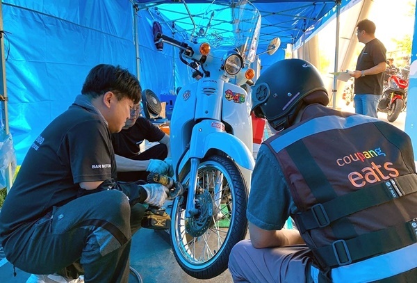 지난 21일 서울 금천구청에서 진행된 쿠팡이츠서비스 ‘이륜차 무상 안전점검 및 소모품 교체 행사’에서 정비 전문가가 배달파트너의 이륜차를 정밀 점검하고 있다. ⓒ 파이낸셜데일리 / 쿠팡이츠서비스