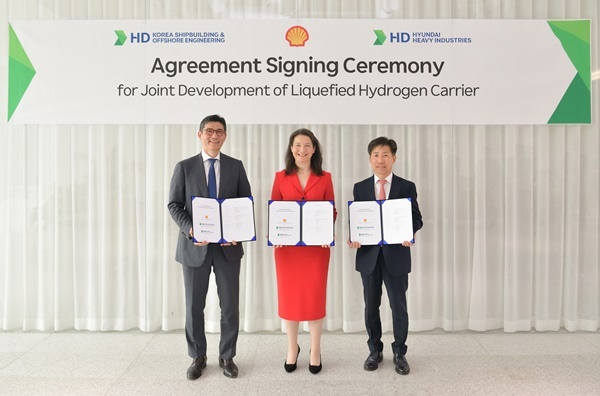 HD현대가 경기도 성남시에 위치한 HD현대 글로벌 R&D센터(GRC)에서 글로벌 에너지 기업 쉘(Shell)과 액화수소운반선 개발을 위한 기술 공동개발협약(JDA)을 체결했다. (사진 왼쪽부터 김성준 HD한국조선해양 대표, 캐리 트라우스(Karrie Trauth) 쉘 수석부사장, 전승호 HD현대중공업 기술본부장). ⓒ 파이낸셜데일리 / HD현대