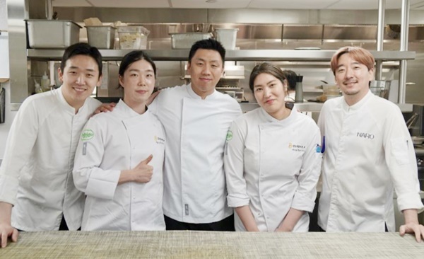 22일 美 뉴욕 ‘NARO’ 레스토랑에 모인 박윤수 셰프(NARO), 백경록 셰프(Cuisine. K), 박주은 셰프(주은), 이승현 셰프(Cuisine. K), 박정현 셰프(NARO) (사진 맨 왼쪽부터). ⓒ 파이낸셜데일리 / CJ제일제당