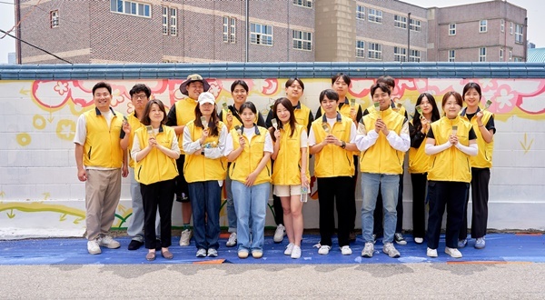 HDC현대산업개발은 24일, HDC그룹사 연합봉사에 참여해 용산구 관내 삼광초 어린이와 인근 주민들의 거주환경 개선을 위한 벽화 그리기 봉사활동을 진행했다. ⓒ 파이낸셜데일리 / HDC그룹