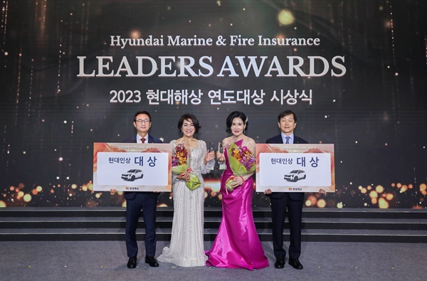 현대해상은 28일 서울 워커힐 호텔에서 ‘2023 연도대상 시상식’을 개최했다. 시상식에 참석한 조용일 대표이사(왼쪽 첫 번째), 설계사부문 대상 이민숙 씨 (왼쪽 두 번째), 대리점부문 대상 남상분 씨 (왼쪽 세 번째), 이성재 대표이사(왼쪽 네 번째)이 기념사진을 촬영하고 있다. ⓒ 파이낸셜데일리 / 현대해상