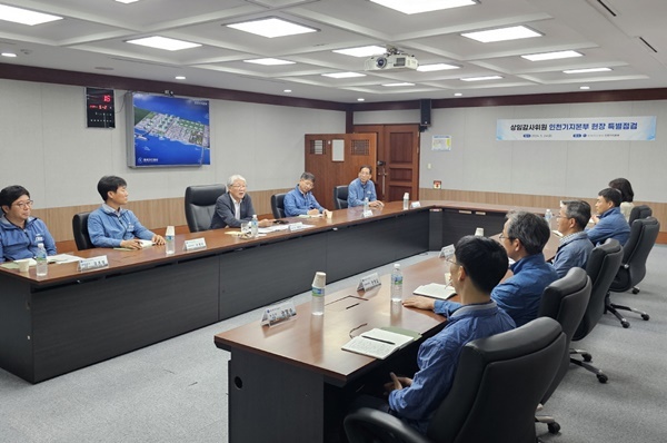 한국가스공사는 지난 24일, 강진구 상임감사위원이 인천LNG기지 간부들을 대상으로 ‘마약 근절 예방교육’을 시행했다(왼쪽에서 세번째 강진구 가스공사 상임감사위원). ⓒ 파이낸셜데일리 / 한국가스공사