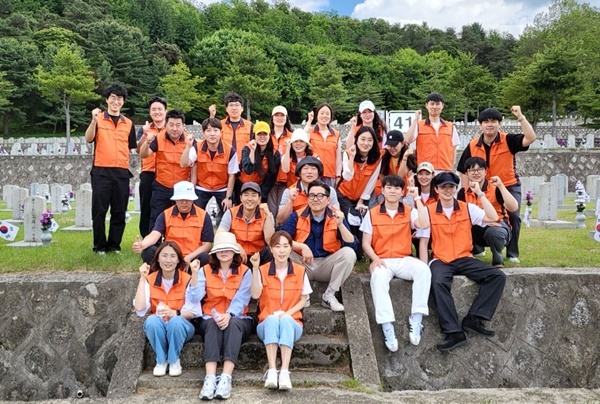 미래에셋생명은 6월 호국보훈의 달을 맞아 서울 동작구 국립서울현충원에서 태극기 꽂기, 조화 헌화, 쓰레기 수거 활동을 진행했다. 호국영령의 나라 사랑 정신과 숭고한 희생을 기리며 정성껏 묘역을 돌봤다. ⓒ 파이낸셜데일리 / 미래에셋생명