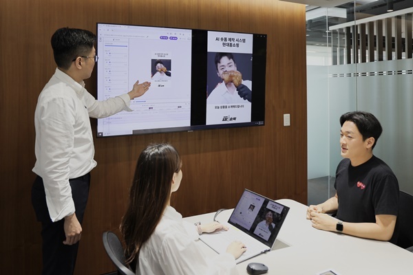 현대홈쇼핑 직원들이 AI 숏폼 자동 제작 시스템을 시연하고 있는 모습. ⓒ 파이낸셜데일리 / 현대홈쇼핑