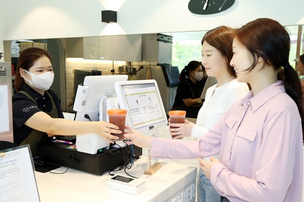 LG생활건강 서울 광화문 사옥 사내 카페에서 직원이 다회용기에 담긴 커피를 구매하고 있다. ⓒ 파이낸셜데일리 / LG생활건강