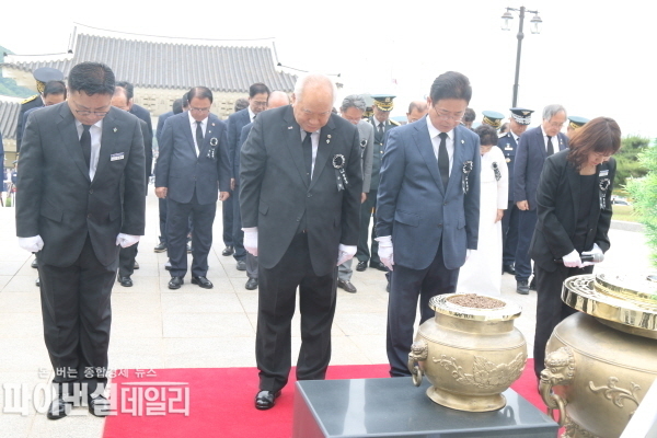 이철우 경상북도지사를 비롯하여 임종식 경상북도 교육감, 이용환 육군3사관학교장 등 주요 기관·단체장과 도 보훈단체장, 국가유공자, 유가족 등 1,200여명이 참석하여, 1분간 전 국민이 참여하는 전국 동시 추모 묵념 ⓒ파이낸셜데일리/국립영천호국원