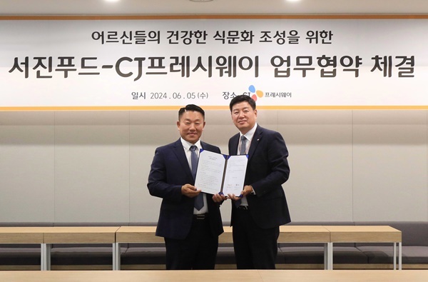 지난 5일, 서울시 마포구에 위치한 CJ프레시웨이 본사에서 배도수 CJ프레시웨이 급식사업담당(오른쪽)과 최성규 서진푸드 대표(왼쪽)가 업무협약을 기념하고 있다. ⓒ 파이낸셜데일리 / CJ프레시웨이