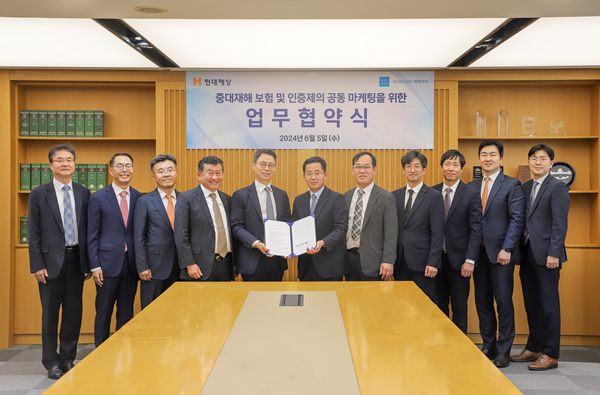 현대해상은 대륙아주와 기업의 중대재해 예방과 대응을 돕기 위한 업무협약을 체결했다고 7일 밝혔다. (왼쪽부터) 법무법인 대륙아주 조용기·김영규·김동주 ·차동언 변호사, 이규철 대표변호사, 현대해상화재보험 최욱 상무, 김태훈 부장, 한종철 팀장, 박용철 차장, 대륙아주 김승진·이창욱 변호사가 기념 촬영을 하고 있다. ⓒ 파이낸셜데일리 / 현대해상