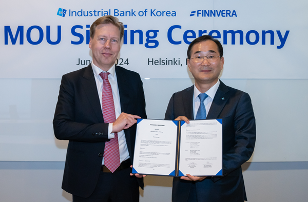 지난 6일(현지시간) 핀베라(Finnvera) 헬싱키 본부에서 열린 업무협약식에서 문창환 IBK기업은행 경영전략그룹 부행장(오른쪽)과 유씨 하라실타(Jussi Haarasilta) 핀베라 기업금융부문 부사장(왼쪽)이 기념촬영을 하고 있는 모습. ⓒ 파이낸셜데일리 / IBK기업은행