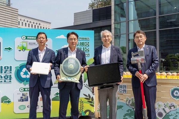 11일, 농협금융 본사 광장에서 실시된 ‘NH-Ecycling Day’ 폐전자제품 기부행사에 참석한 (왼쪽부터)윤해진 농협생명 대표이사, 이석용 농협은행 은행장, 이석준 농협금융지주 회장, 서국동 농협손해보험 대표이사가 각각 가정에서 쓰던 폐가전을 기부하고 있다. ⓒ 파이낸셜데일리 / 농협금융