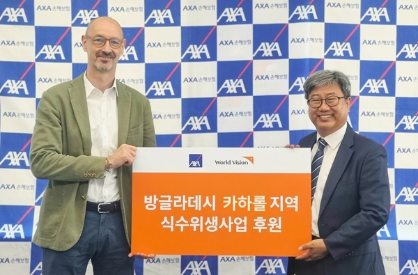 한스 브랑켄 AXA손해보험 대표이사(좌), 한상호 월드비전 CMO(우)가 서울 용산구 소재 악사손보 본사에서 ‘방글라데시 카하롤 지역 식수위생사업 후원’ 전달식을 진행했다. ⓒ 파이낸셜데일리 / 악사손보