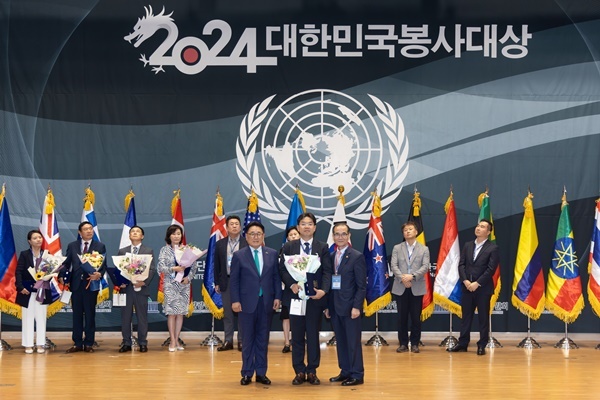 6.11(화) 국회의원회관 대회의실에서 진행된 ‘2024 대한민국 봉사대상 시상식’에서 왼쪽부터 한국유엔봉사단 유준상 부총재, 한국도로공사 백상현 홍보실장(대리수상), 한국유엔봉사단 안헌식 이사장이 기념촬영을 하고 있다. ⓒ 파이낸셜데일리 / 한국도로공사