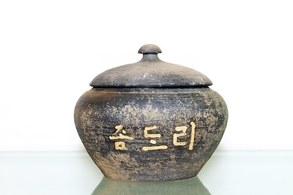 근현대예비문화유산으로 신청한 좀도리단지(1970년대 추정). (좀도리단지는 지름 27cm, 높이 22cm 크기로, 전면에 ‘좀도리’라는 한글이 쓰여 있다. 검은색 유약을 사용하여 보통의 좀도리단지와 달리 전통적인 민예품의 특성을 잘 나타내고 있다). ⓒ 파이낸셜데일리 / 새마을금고