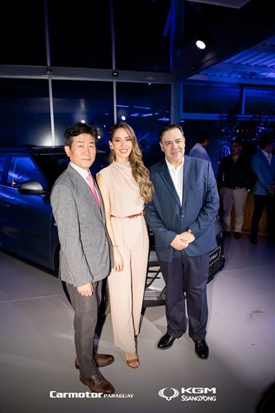 사진 왼쪽부터 KGM 황기영 대표와 파라과이 Car Motor대리점, 카리나 프루토스 보가린 이사(Ms. Karina Frutos Bogarín/Director) 및 루벤 보가린 이사(Mr. Ruben Bogarín/Director)가 기념사진을 촬영하고 있는 모습. ⓒ 파이낸셜데일리 / KGM