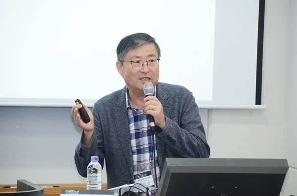 성백순 장안대 교수(전 한국프랜차이즈학회장)가 주제 발표를 하고 있다. ⓒ 파이낸셜데일리 / 한국프랜차이즈산업협회