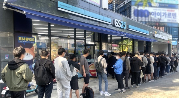 5월 3일 진행된 블루 아카이브 팝업스토어 행사에 고객들이 줄 서 있다. ⓒ 파이낸셜데일리 / GS25