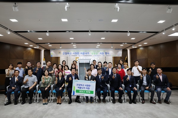 경기도 안산시 지역아동센터에서 냉장고 기부행사를 진행 후 기념사진을 촬영하고 있다. ⓒ 파이낸셜데일리 / NH농협은행