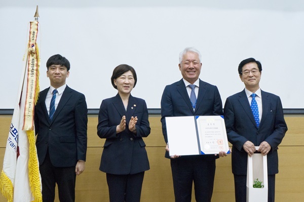 (왼쪽에서 두 번째부터) 한화진 환경부 장관, 정현식 한국프랜차이즈산업협회장, 강석우 상근부회장. ⓒ 파이낸셜데일리 / 한국프랜차이즈산업협회