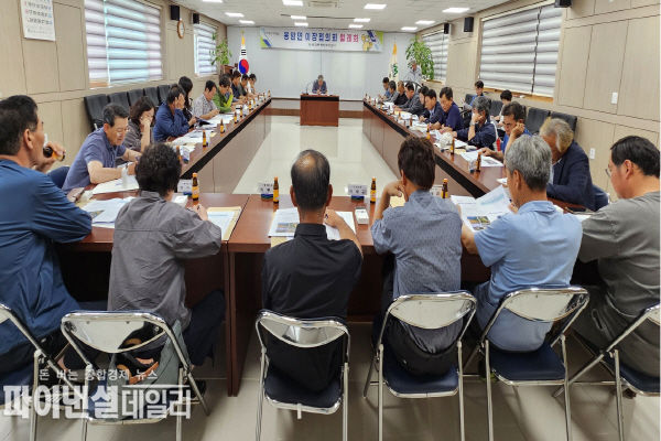 용암면 직원 및 용암면사회단체(이장협의회 외 6개 단체)신천변 일대 환경정화 활동 ⓒ파이낸셜데일리/성주군