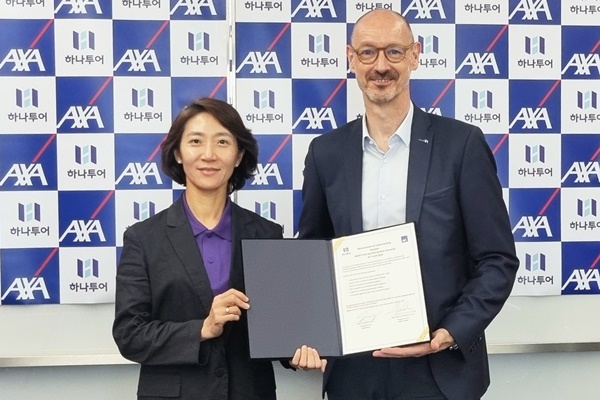  AXA손해보험 한스 브랑켄 대표이사(오른쪽)와 하나투어 송미선 대표이사(왼쪽)가 25일(화) 해외여행자보험 판매 관련 MOU를 체결한 후 기념 촬영을 하고 있다. ⓒ 파이낸셜데일리 / 악사손보