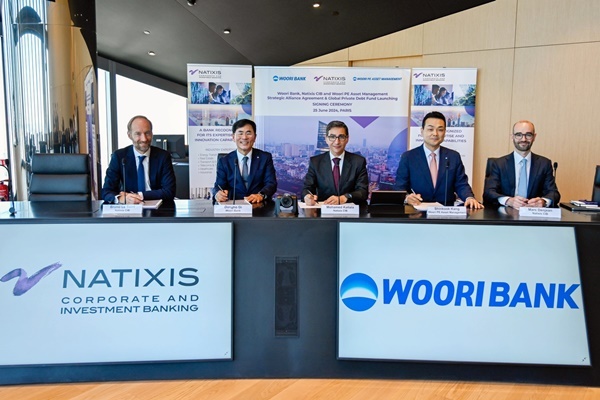 왼쪽부터 브루노 르 생 나틱시스 아시아태평양지역 대표(Bruno Le Saint, CEO Natixis CIB Asia Pacific), 기동호 우리은행 기업투자금융부문장, 모하메드 칼랄라 나틱시스 글로벌 총괄 대표(Mohamed Kallala, Global Head Natixis CIB), 강신국 우리PE자산운용 대표, 마크 덴진 나틱시스 자금운용부문 대표(Marc Denjean, Global Head of Resource Allocation & Portfolio Management Natixis CIB). ⓒ 파이낸셜데일리 / 우리금융그룹