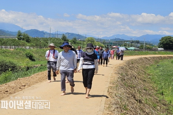 특수시책으로 조성한 대흥천 황토 맨발 걷기 ⓒ파이낸셜데일리/성주군