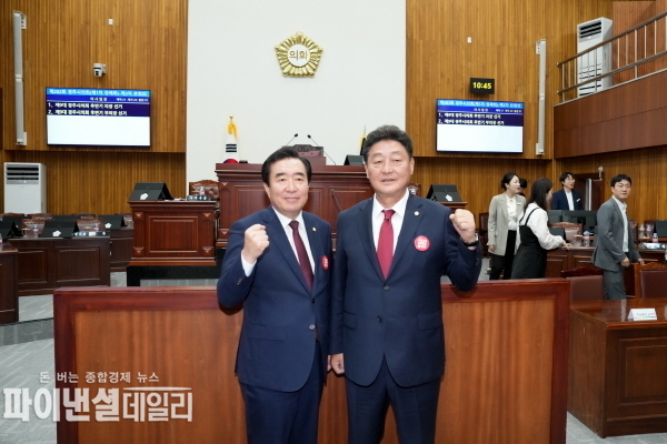 제9대 후반기 의장 이동협(우측) 부의장 임활 ⓒ파이낸셜데일리/경주시의회