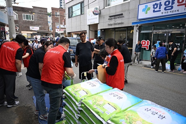 새마을금고 임직원들이 지역 배려계층을 위해 ‘사랑의 쌀’을 전달하는 사회공헌활동을 펼치고 있다. ⓒ 파이낸셜데일리 / 새마을금고