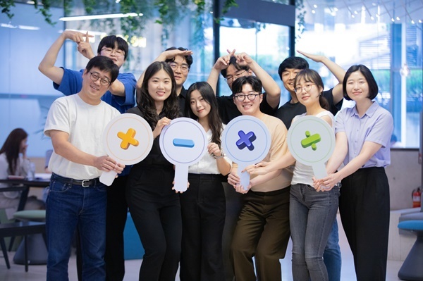방경만 KT&G 사장이 소통과 도전, 협업과 나눔을 강조한 취임 100일 CEO 메시지를 발표했다. 사진은 ‘Global Top-tier 조직문화를 위한 KT&G의 사칙연산’ 실천을 다짐하는 구성원들의 모습. ⓒ 파이낸셜데일리 / KT&G