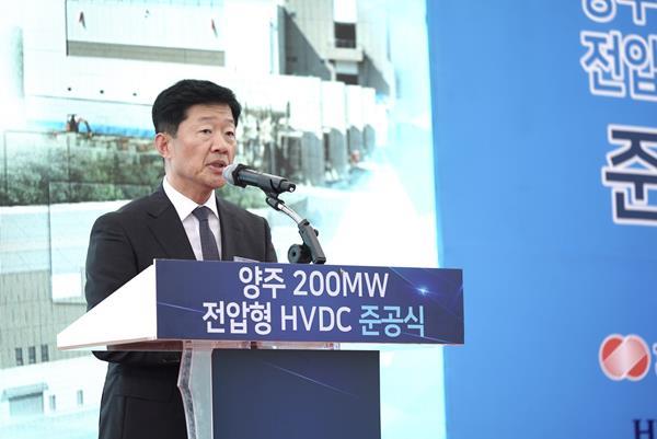 우태희 효성중공업 대표가 한전 양주변전소에서 열린 200MW 전압형 HVDC 구축 기념 준공식에서 축사를 하고 있다. ⓒ 파이낸셜데일리 / 효성중공업