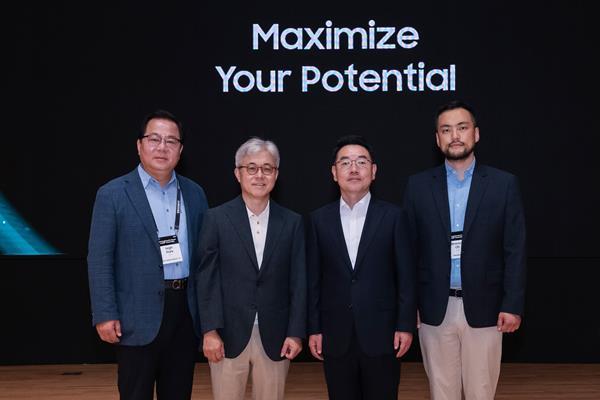  7월 9일 삼성동 코엑스에서 열린 '삼성 파운드리 포럼 2024(Samsung Foundry Forum 2024)'행사에서 국내 반도체 주역들이 단체로 포즈를 취하고 있다. (왼쪽부터)어보브반도체 박호진 부사장, 삼성전자 파운드리 사업부장 최시영 사장, 텔레칩스 이장규 대표, 리벨리온 오진욱 CTO. ⓒ 파이낸셜데일리 / 삼성전자