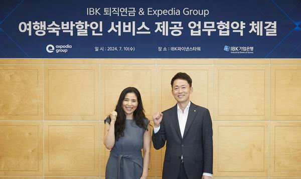 지난 10일 서울 중구 IBK파이낸스타워에서 열린 업무협약식에서 김태형 IBK기업은행 연금사업그룹 부행장(오른쪽)과 이의정 익스피디아그룹 전무(왼쪽)가 기념촬영을 하고 있는 모습. ⓒ 파이낸셜데일리 / IBK기업은행
