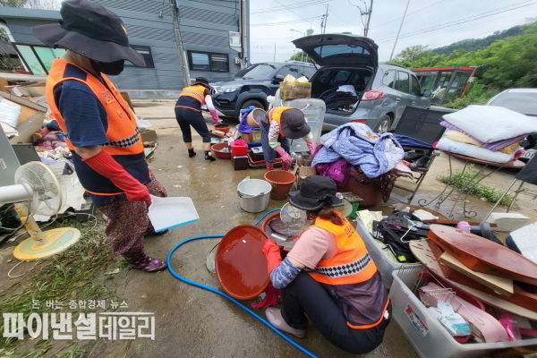 이례적인 집중호우로 피해를 입은 지역을 찾아 복구작업 ⓒ파이낸셜데일리/영천시