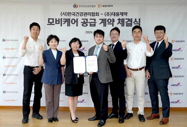 모비케어 공급 계약 체결식에서 관계자들이 기념촬영을 하고 있다. 왼쪽 세번째부터 이은희 건협 사무총장, 이창재 대웅제약 대표, 이영신 씨어스테크놀로지 대표. ⓒ 파이낸셜데일리 / 대웅제약