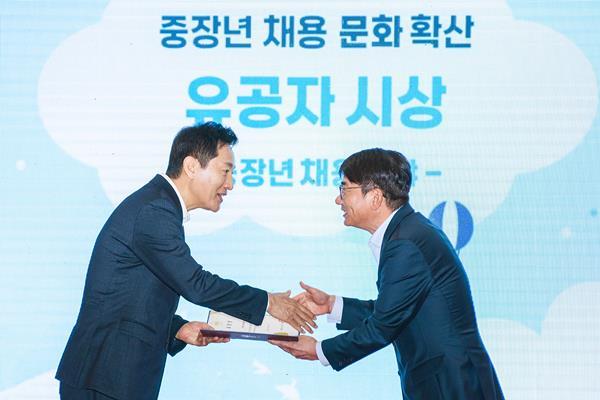 지난 22일 서울 중구 동대문디자인플라자에서 열린 서울 중장년 일자리박람회에서 오세훈 서울시장(왼쪽)이 이영종 사장(오른쪽)에게 ‘중장년 채용 문화 확산 우수기업’ 표창장을 수여하고 있다. ⓒ 파이낸셜데일리 / 신한라이프