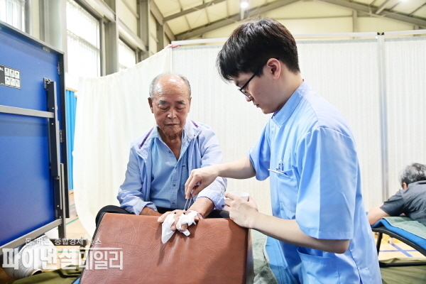  동국대 한의학과 및 간호학과 연합동아리 한방진료 봉사단 군민들을 대상으로 무료 한방진료ⓒ파이낸셜데일리/청송군