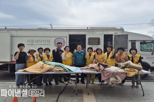 수급자 및 몸이 불편한 어르신들의 가정을 방문해 이불을 수거하고 깔끔하게 세탁해 다시 가정에 깨끗한 이불을 전달<br>
ⓒ파이낸셜데일리/영천시