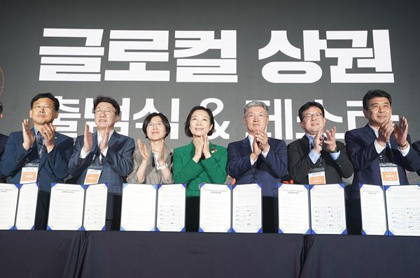 오영주 중기부 장관(오른쪽에서 4번째), 최원석 BC카드 사장(오른쪽에서 3번째), 우범기 전주시장(왼쪽에서 2번째), 황미애 소진공 상임이사(왼쪽에서 3번째)가 글로컬 프로젝트 출범식 및 관련 업무협약식을 기념하는 모습. ⓒ 파이낸셜데일리 / BC카드