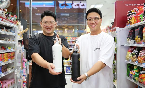 모델들이 GS25에서 선보이는 에스뷰 차량용 소화기를 들고 포즈를 취하고 있다. ⓒ 파이낸셜데일리 / GS25