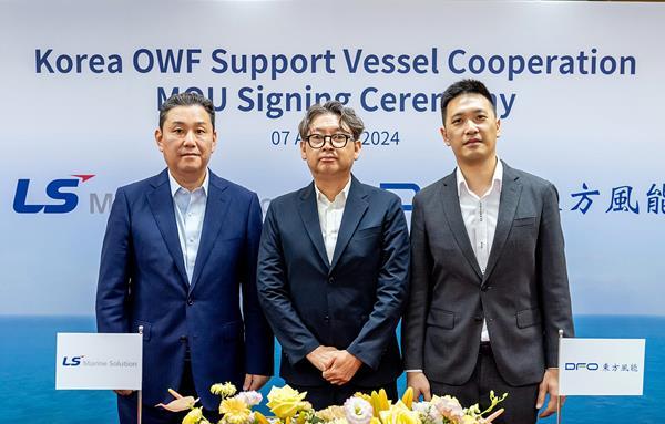 7일(현지시간) 오후 대만 타이중(臺中)시 DFO(Dong Fang Offshore)社 본사에서 열린 업무협약식에서 참석자들이 기념촬영을 하고 있다. (왼쪽부터) 이상호 LS에코에너지 대표, 최인규 LS마린솔루션 영업부문장, 폴린 첸(Polin Chen) DFO CEO. ⓒ 파이낸셜데일리 / LS마린솔루션
