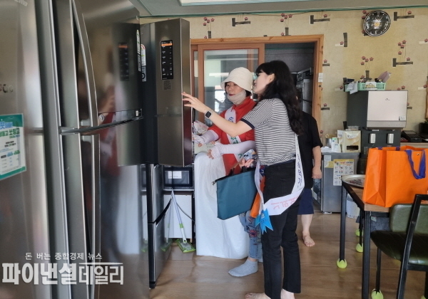 민관합동 점검반이 관광지 주변 식품접객업소 등을 대상으로 위생점검을 하고 있다.ⓒ파이낸셜데일리/경주시