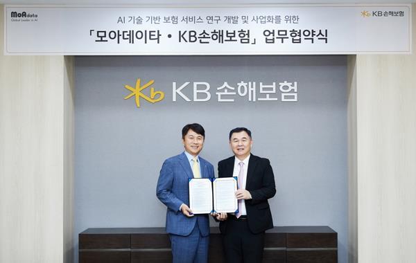 KB손해보험(대표이사 사장 구본욱)은 지난 19일 오후, 서울 강남구 역삼동에 위치한 KB손해보험 본사에서 모아데이타와 기술 기반 보험서비스 연구 개발 및 사업화를 위한 업무협약을 체결했다. 업무협약에 참석한 KB손해보험 구본욱 사장(왼쪽)과 모아데이타 한상진 사장(오른쪽)이 기념사진을 찍고 있다. ⓒ 파이낸셜데일리 / KB손해보험