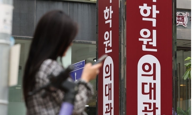  2025학년도 대학수학능력시험(수능)의 원서접수가 시작된 지난달 22일 서울 시내 한 의대 입시 학원 모습. ⓒ 파이낸셜데일리 / 뉴시스