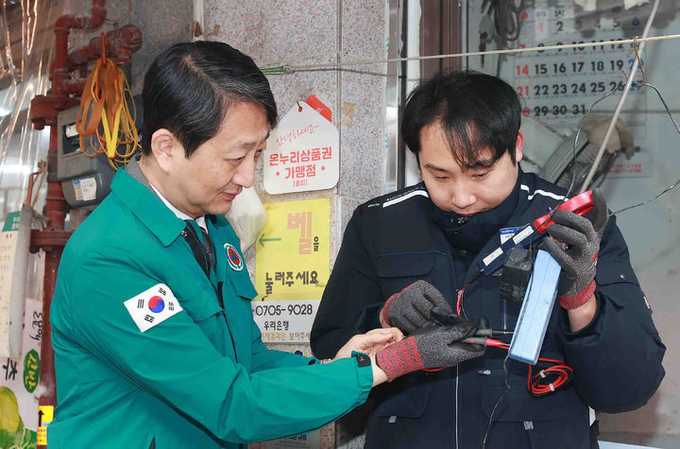 안덕근 산업통상자원부 장관이 24일 전기화재 취약시설인 서울 종로구에 위치한 통인시장을 방문해 한국전기안전공사 관계자와 점포 전기설비 안전전검을 하고 있다. ⓒ 파이낸셜데일리 / 산업통상자원부