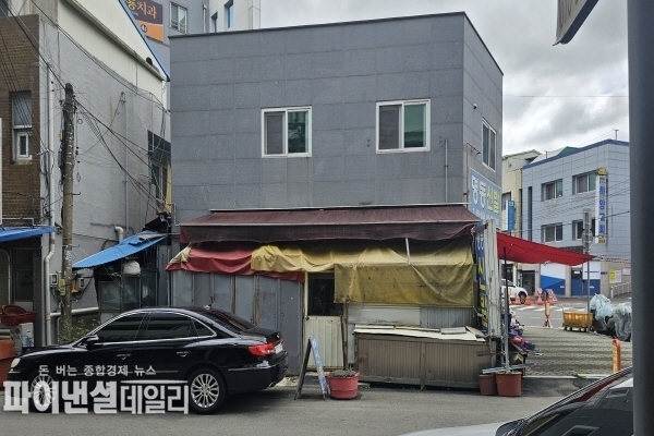 건축물 옆 불법으로 넓혀서 사용중인 현장 ⓒ파이낸셜데일리/박미화 기자