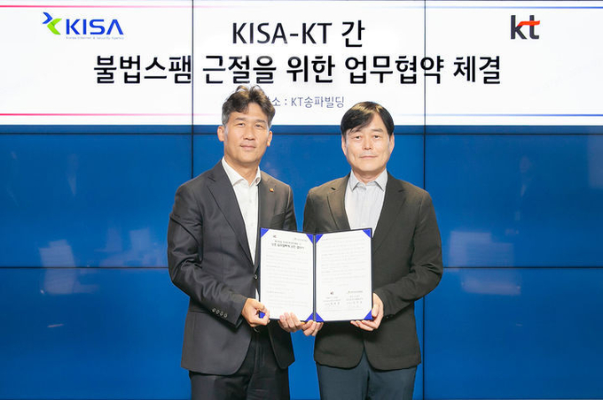 KT가 한국인터넷진흥원(KISA)과 불법 스팸을 차단하기 위해 업무협약(MOU)을 체결했다고 24일 밝혔다. 왼쪽부터 명제훈 KT 엔터프라이즈 통신사업본부 본부장, 김주영 한국인터넷진흥원(KISA) 개인정보안전활용본부 본부장. ⓒ 파이낸셜데일리 / KT