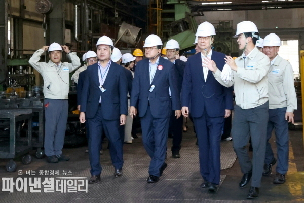 자동차부품을 생산하는 지역의 뿌리기업(한호산업)을 찾아 공정현장을 둘러보며 근로자를 격려하고, 김학홍 경북도행정부지사, 최기문 영천시장 및 관련 기업인 ⓒ파이낸셜데일리/경북도