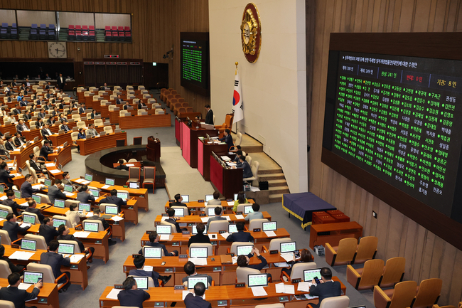 26일 오후 서울 여의도 국회에서 열린 제418회국회(정기회) 제9차 본회의에서 성폭력범죄의처벌등에관한특례법일부개정법률안(대안)이 가결되고 있다. ⓒ 파이낸셜데일리 / 뉴시스