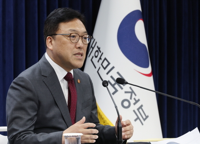 김병환 금융위원장이 12일 서울 종로구 정부서울청사에서 열린 출입기자단 월례 간담회에서 부동산 PF, 가계부채, 소상공인·자영업자 대출, 제2금융권 건전성 등 현안 관련 발언을 하고 있다. ⓒ 파이낸셜데일리 / 뉴시스