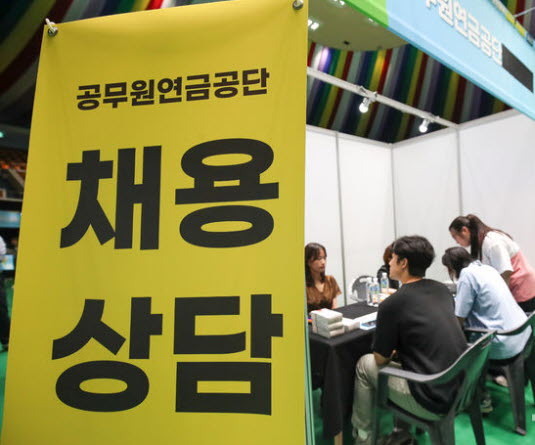 지난달 25일 오후 제주시 한라체육관에서 열린 '2024 도민행복 일자리박람회'를 찾은 구직자들이 취업 정보를 살펴보고 있다. ⓒ 파이낸셜데일리 / 뉴시스 